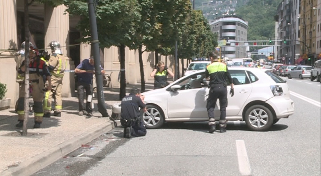 Aparatós accident entre tres vehicles a l'avinguda Tarragona